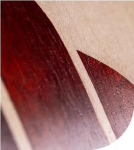 Détail de marqueterie en bois naturel sur meuble fabriqué dans le Pilat