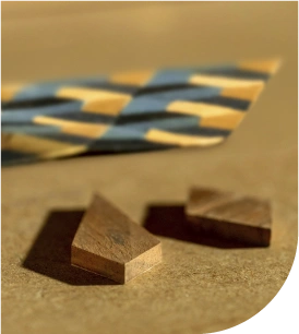 Travail de marqueterie en bois, spécialité artisanale de l’Atelier Gabriel