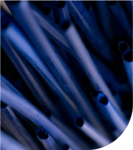 Paille de seigle teintée en bleu, technique unique et originale en marqueterie chez Atelier Gabriel